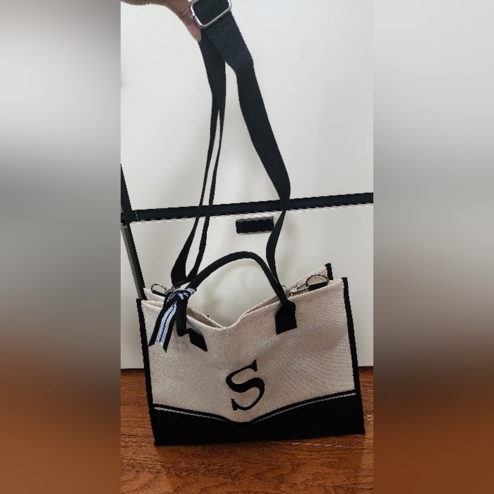 Stylish Black and White Tote Bag - Picture 3 of 8